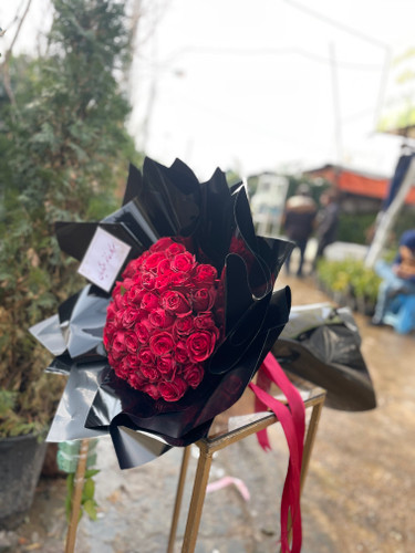 دسته گل رز با کاغذ مشکی