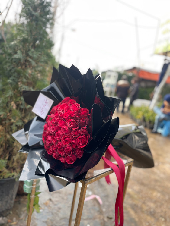دسته گل رز با کاغذ مشکی