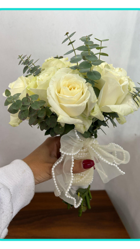 دسته گل عروس رزسفید با گانیا