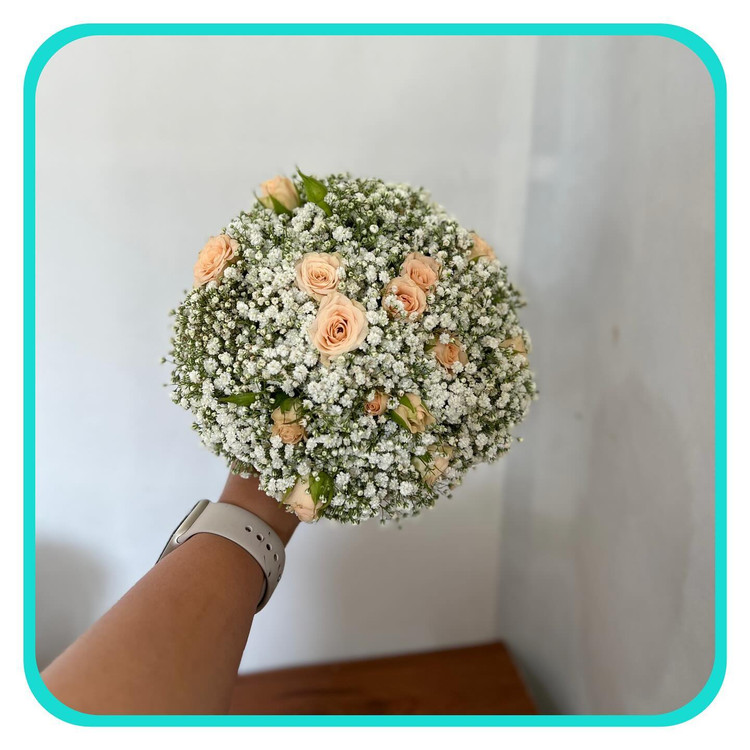 دسته گل عروس سفید گلبه ای