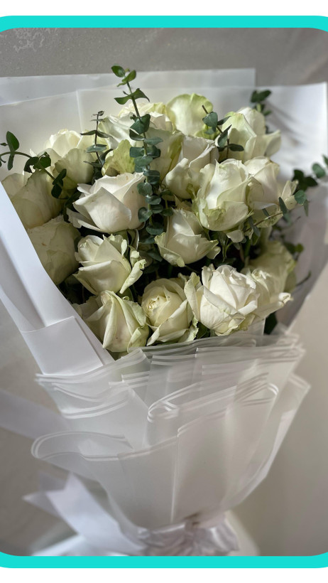 دسته گل با رز سفید