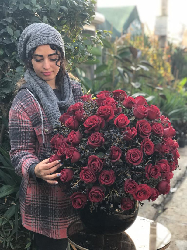 گل رز قرمز داخل کوزه سفالی