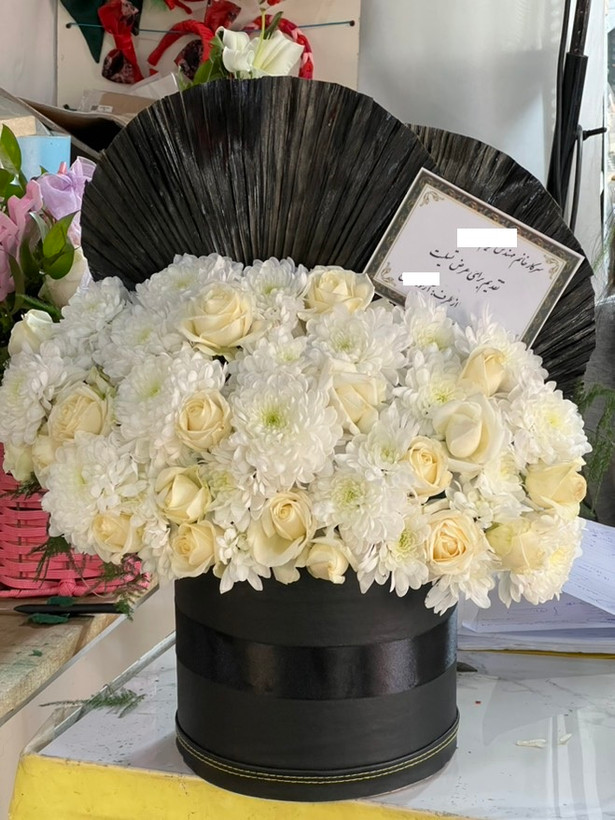 باکس گل کوچک ترحیمی با گل رز سفید