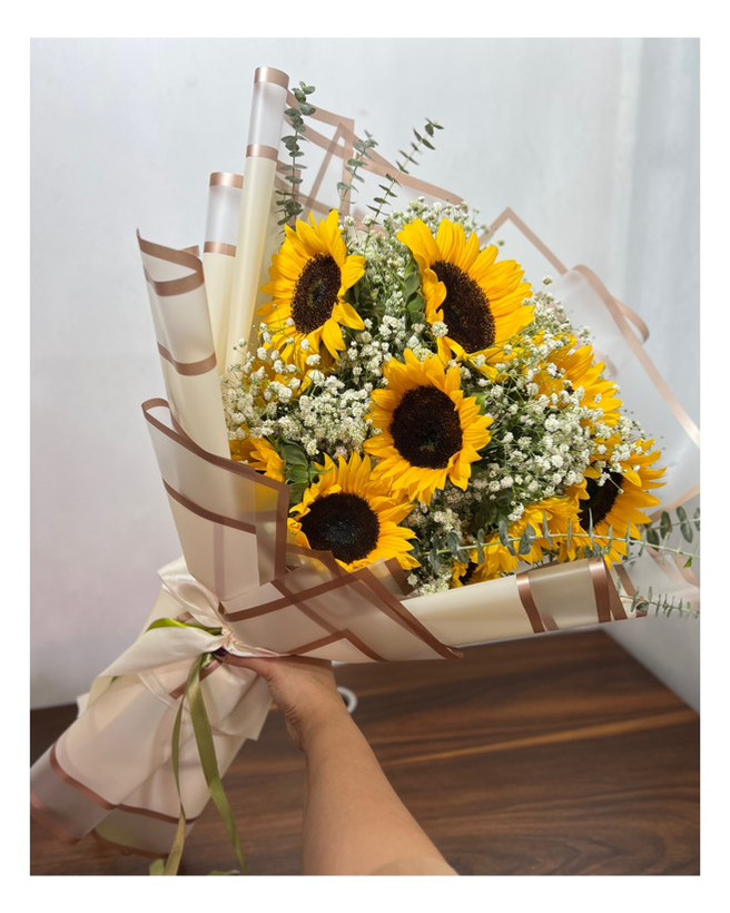 دسته گل آفتابگردون ژیپسوفلیا یک طرفه با کاغذ کرم طلایی