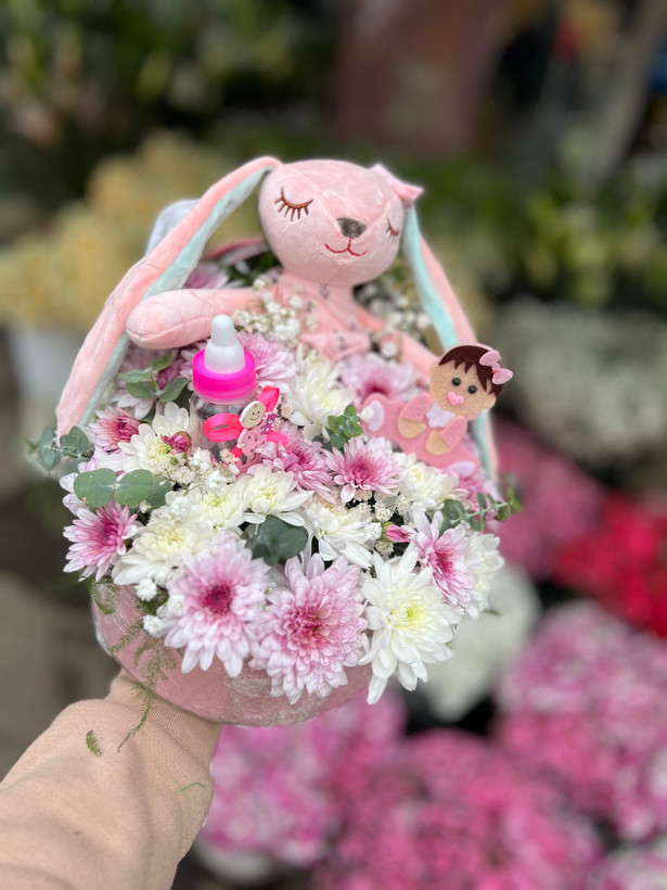 باکس گل گهواره ای صورتی با عروسک خرگوش