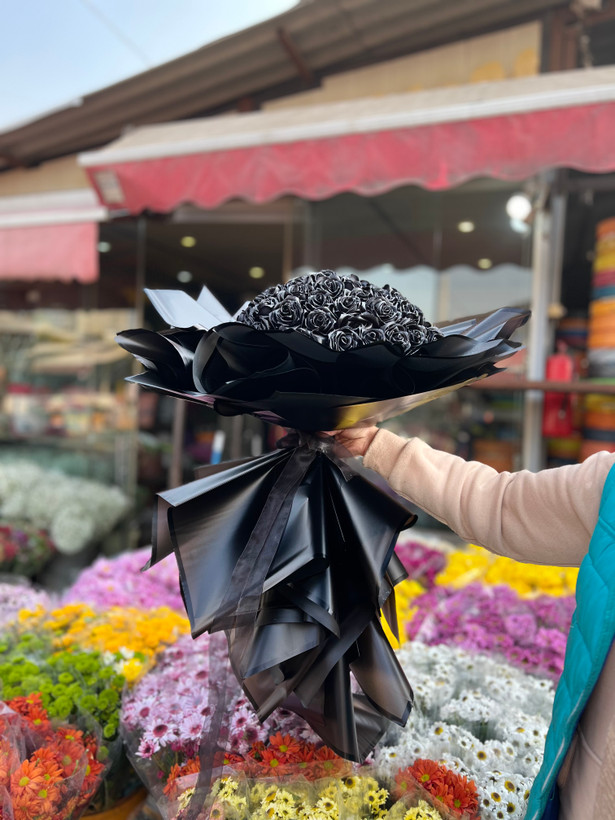 دسته گل رز مشکی ساتنی