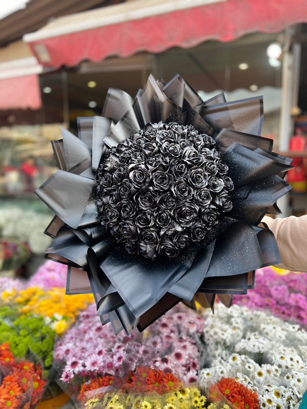 دسته گل رز مشکی ساتنی