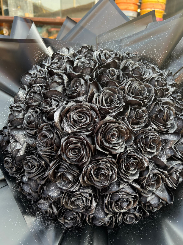 دسته گل رز مشکی ساتنی