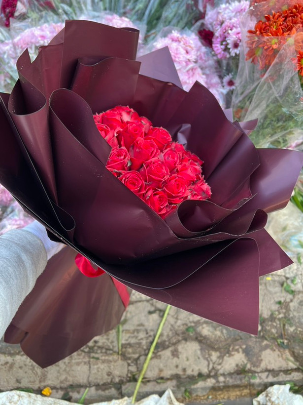 دسته گل رز سرخ