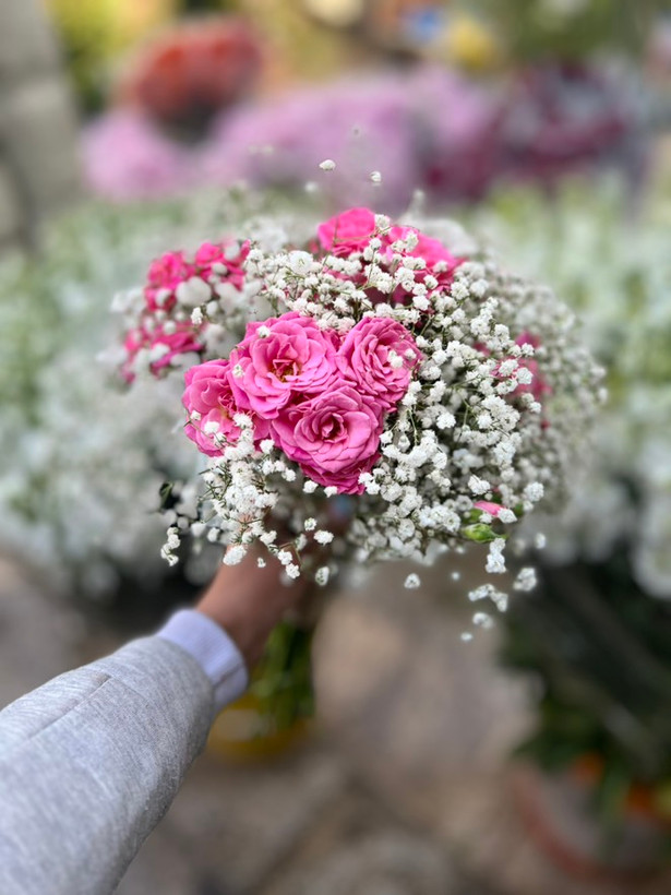 دسته گل رز مینیاتوری صورتی و ژیپسوفیلیا