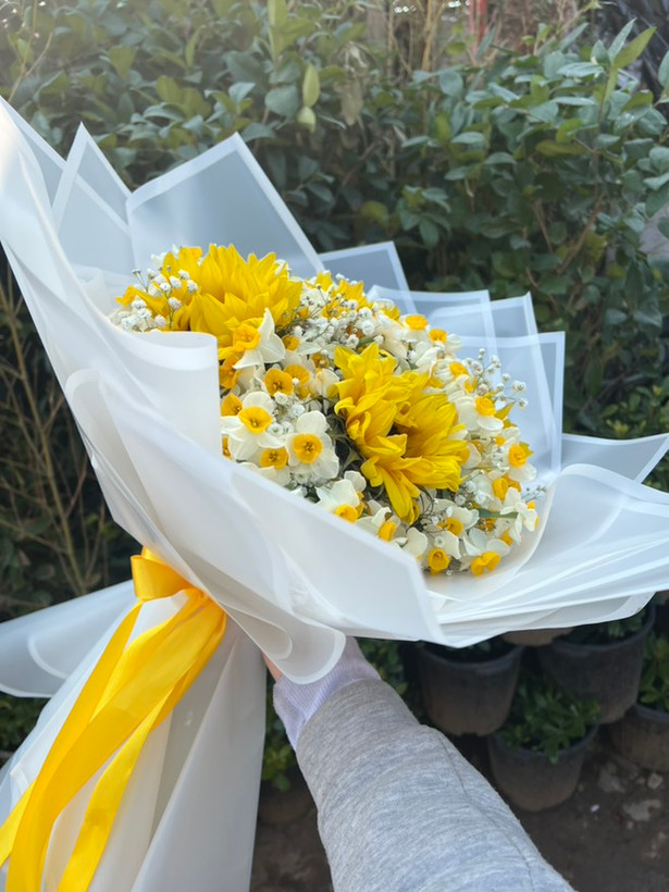 دسته گل نرگس و آفتابگردون