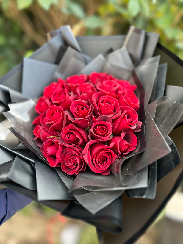 دسته گل رز قرمز با کاغذ سیاه