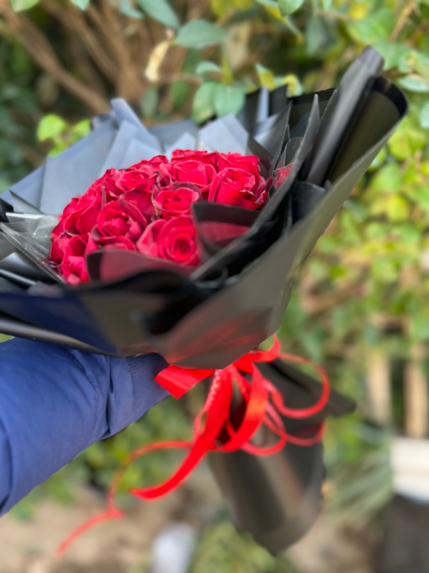 دسته گل رز قرمز با کاغذ سیاه