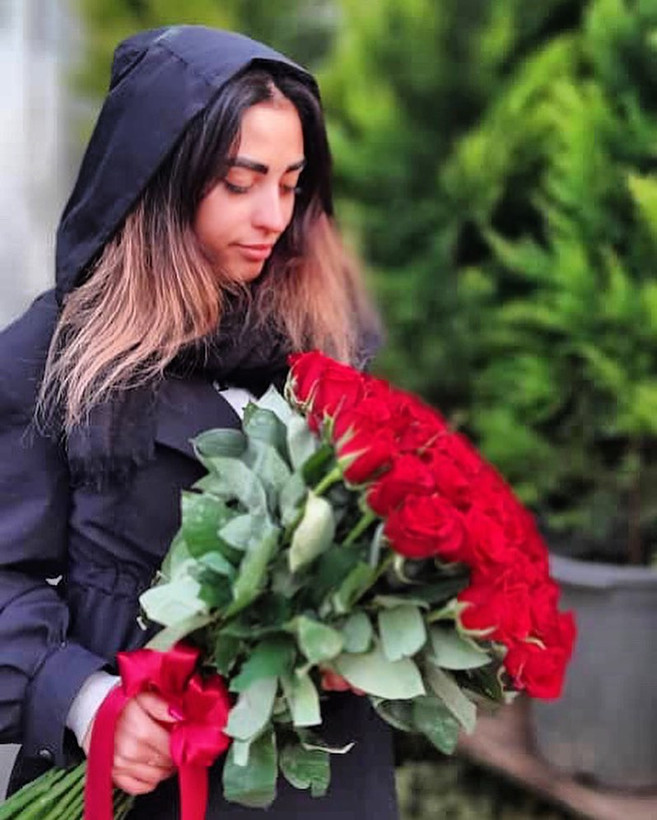 دسته گل ۶۰ شاخه رز قرمز بدون کاغذ پیچی ساده