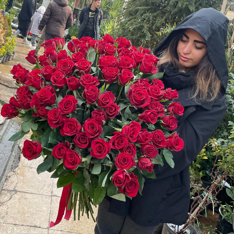 دسته گل رز قرمز ساده