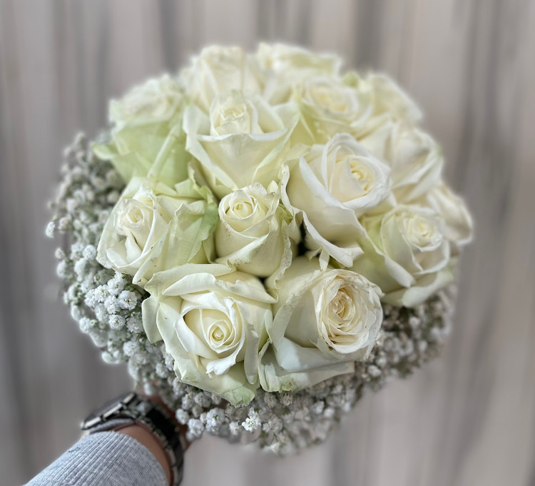 دسته گل عروس سفید با رز سفید