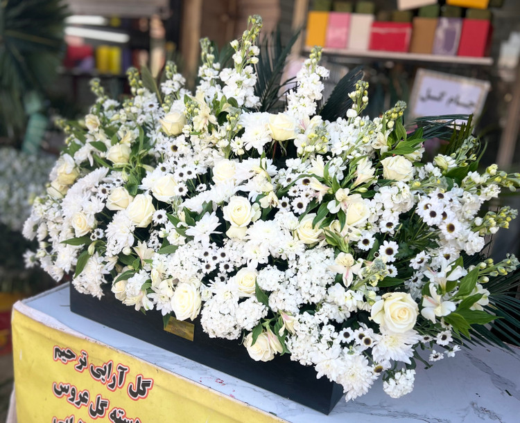 باکس گل تسلیت بزرگ سفید مشکی