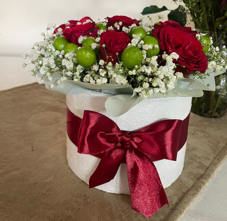 باکس گل رز قرمز و گوجه سبز نوبرانه