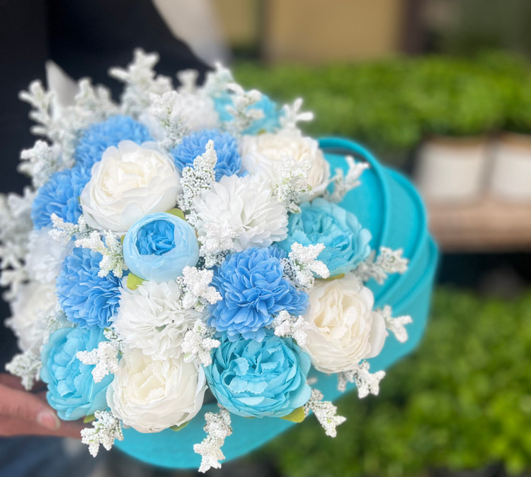 باکس گل گهواره ای نوزادی پسرونه با گل مصنوعی