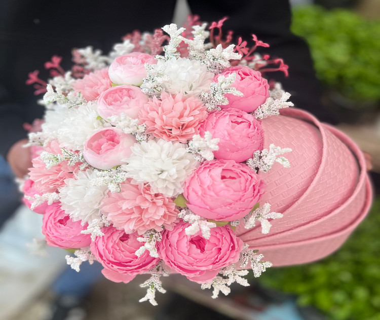 باکس گل گهواره ای نوزادی دخترونه با گل مصنوعی