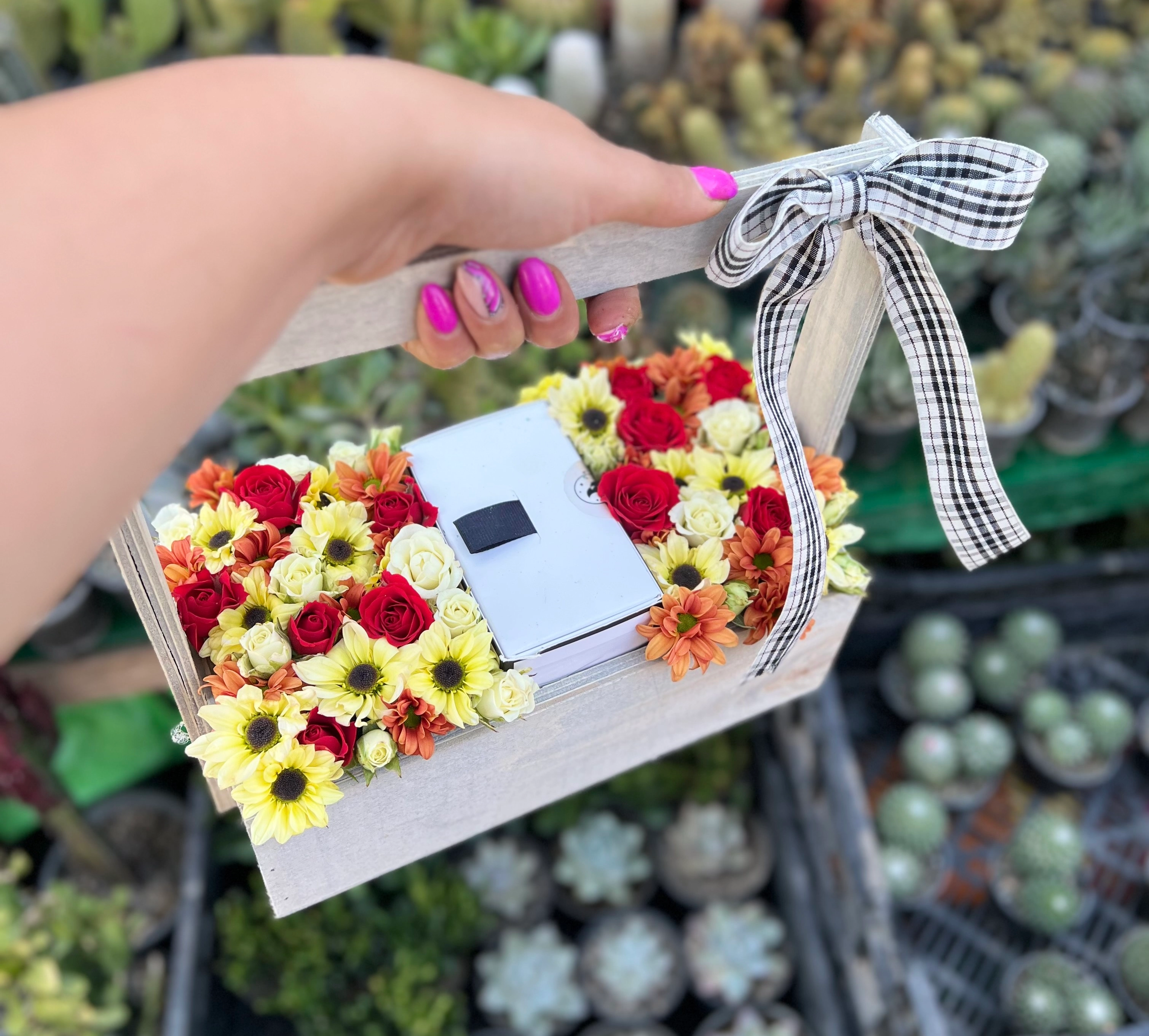 باکس گل چوبی دسته دار با جای هدیه