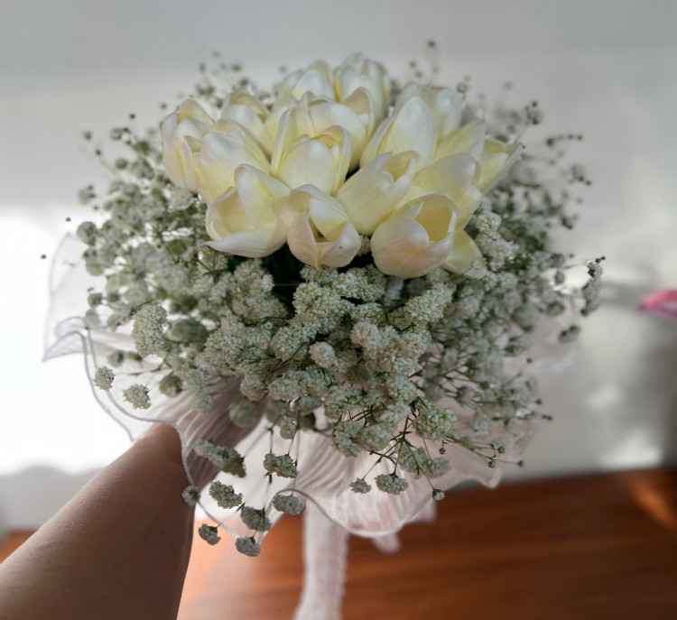 دسته گل لاله برای عروس با تور