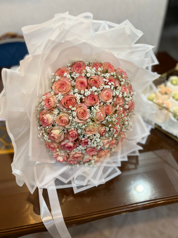 دسته گل نامزدی با گل رز صورتی و ژیپسوفیلیا و سینی چای ست شده