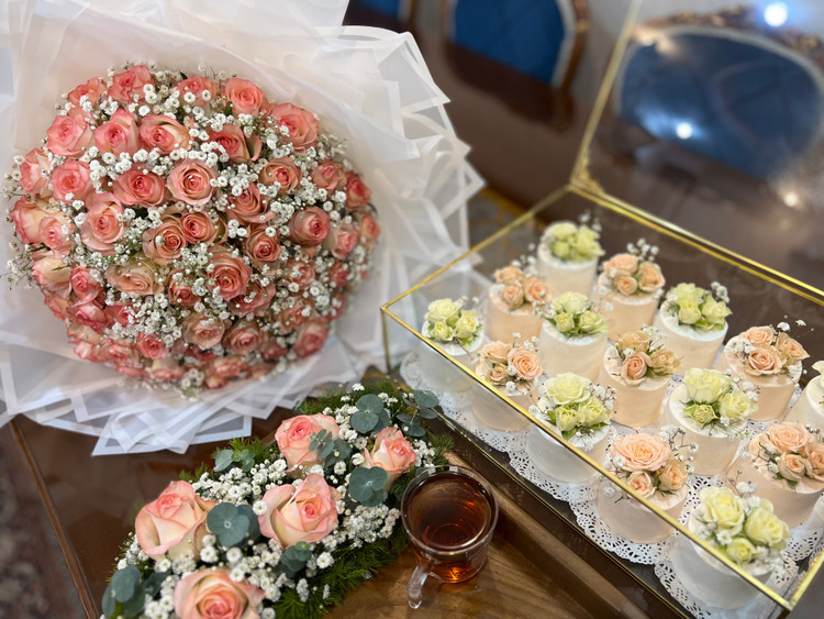 دسته گل نامزدی با گل رز صورتی و ژیپسوفیلیا و سینی چای ست شده