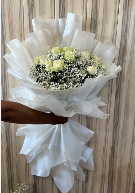 دسته گل رز سفید برای خواستگاری