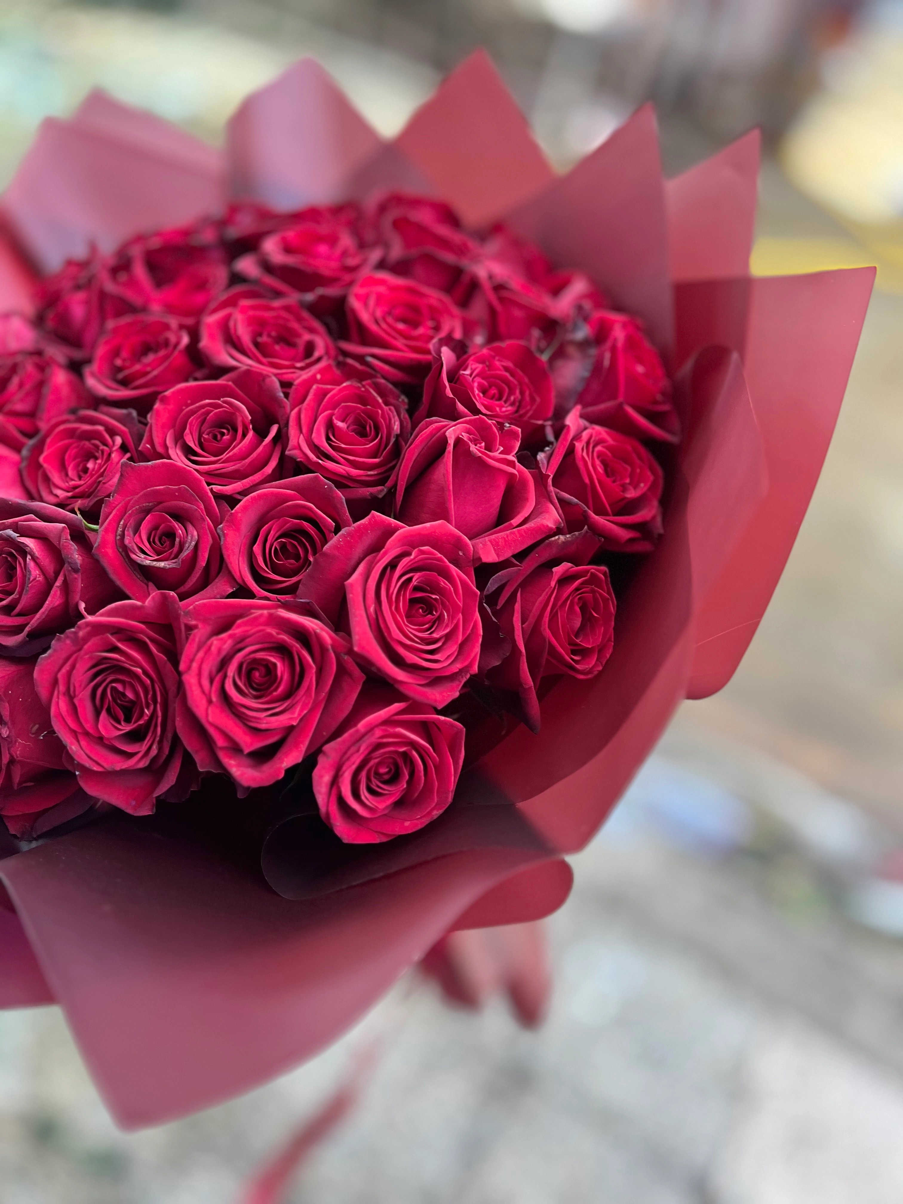 دسته گل 40 شاخه رز قرمز با کاغذ مشکی دور سفید