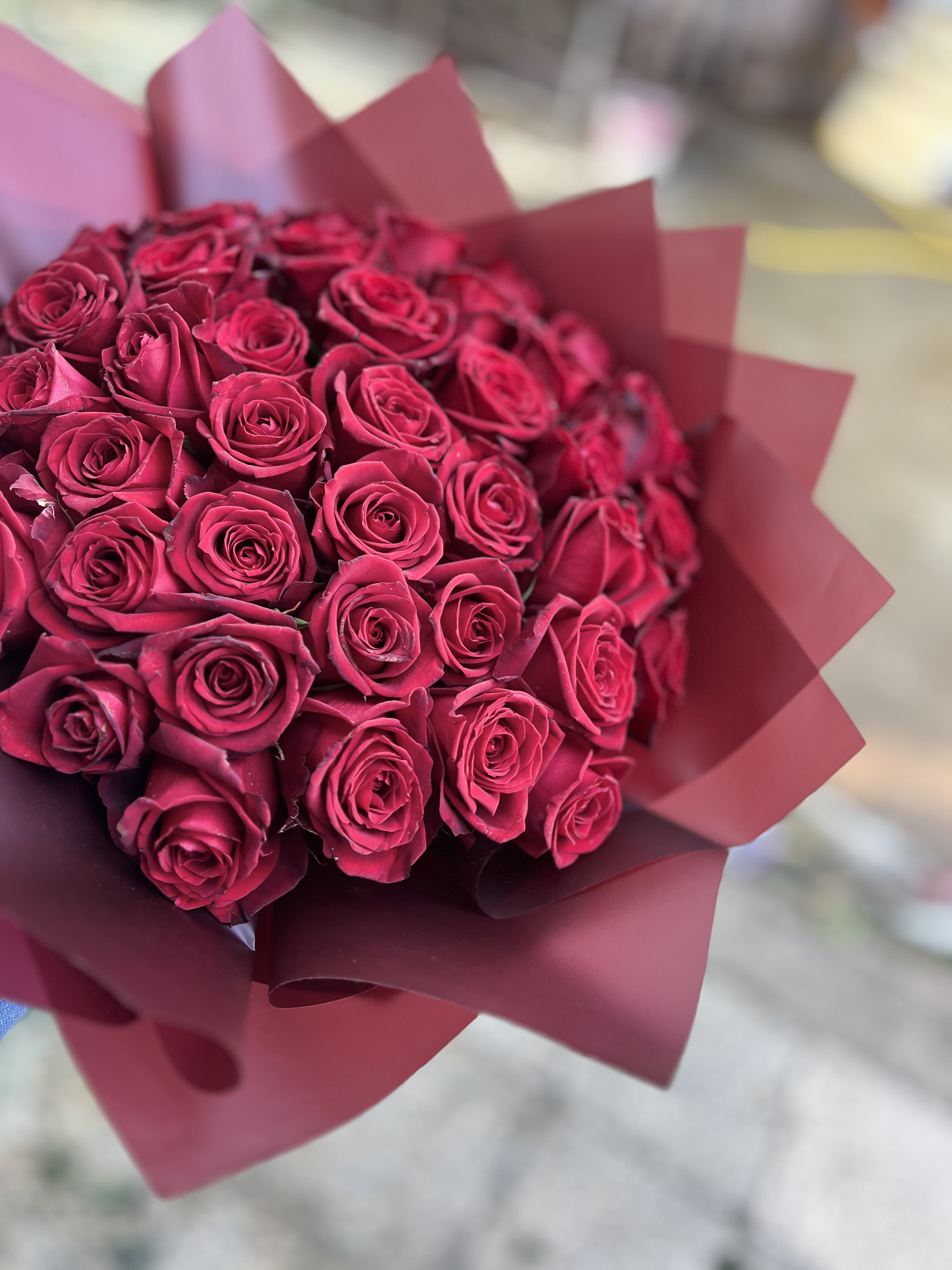 دسته گل 40 شاخه رز قرمز با کاغذ مشکی دور سفید