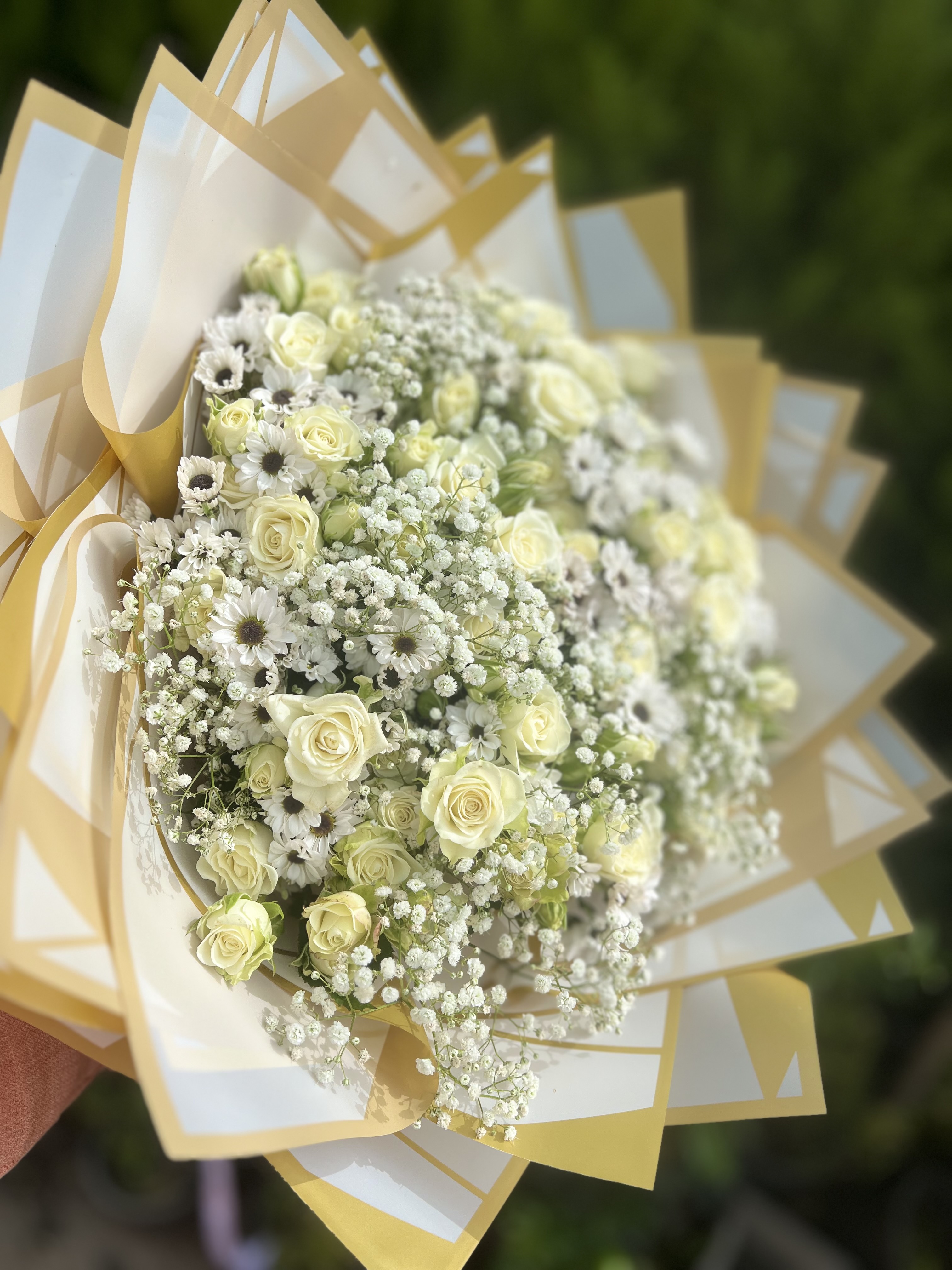 دسته گل بزرگ سفید کرم