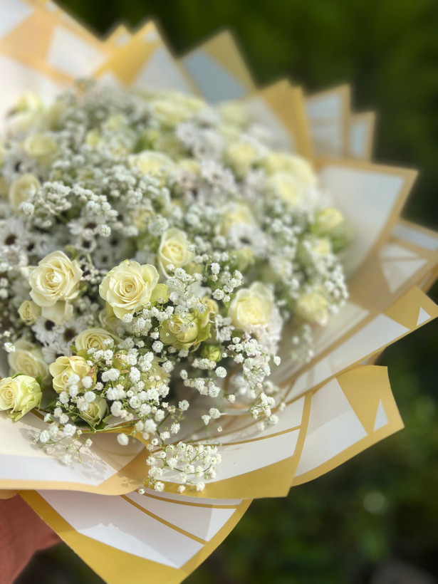 دسته گل بزرگ سفید کرم