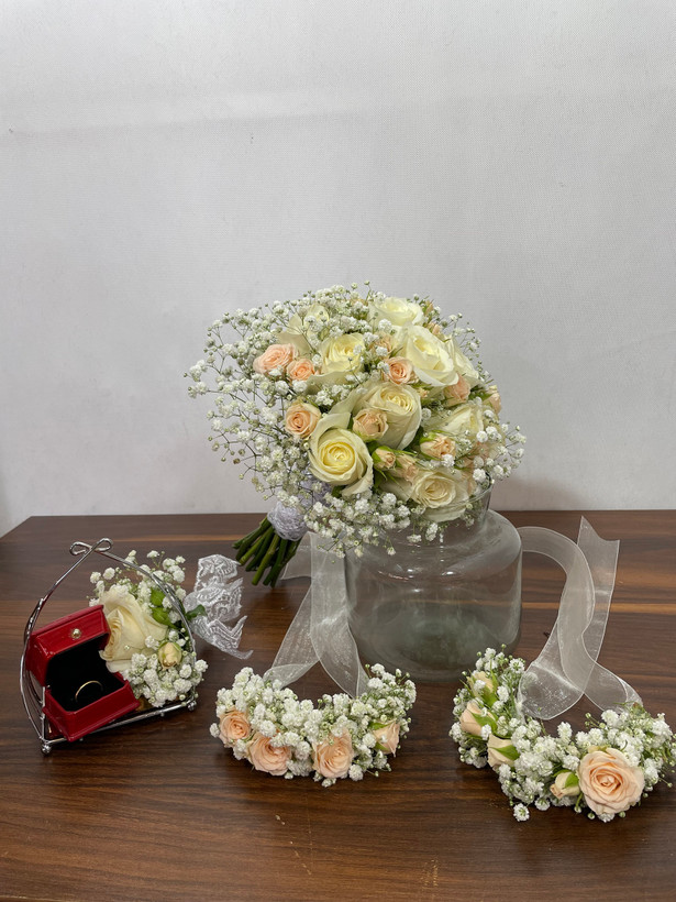 دسته گل عروس به همراه دستبند گل ساقدوش ها