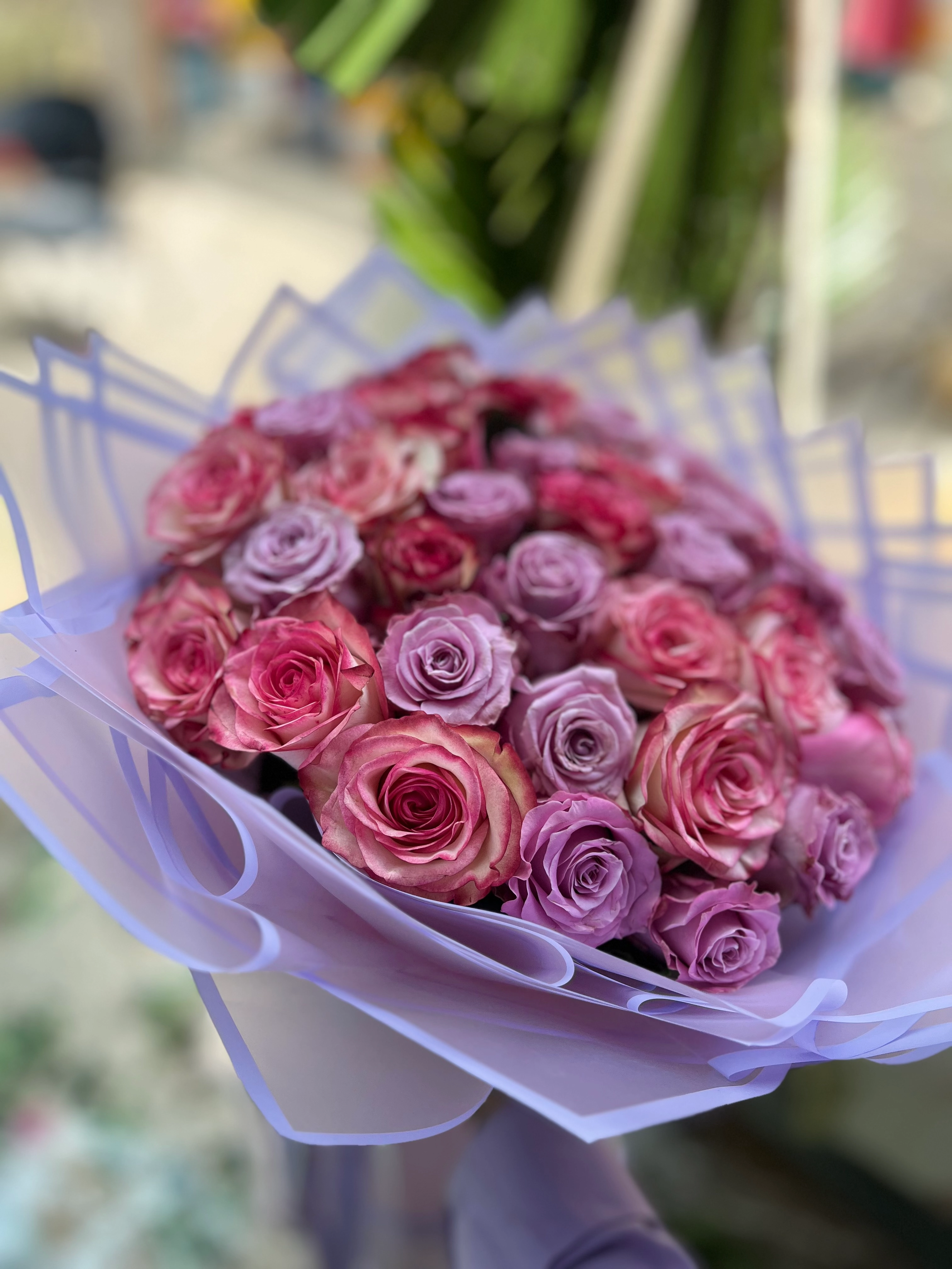 دسته گل رز یاسی و صورتی ترکیبی