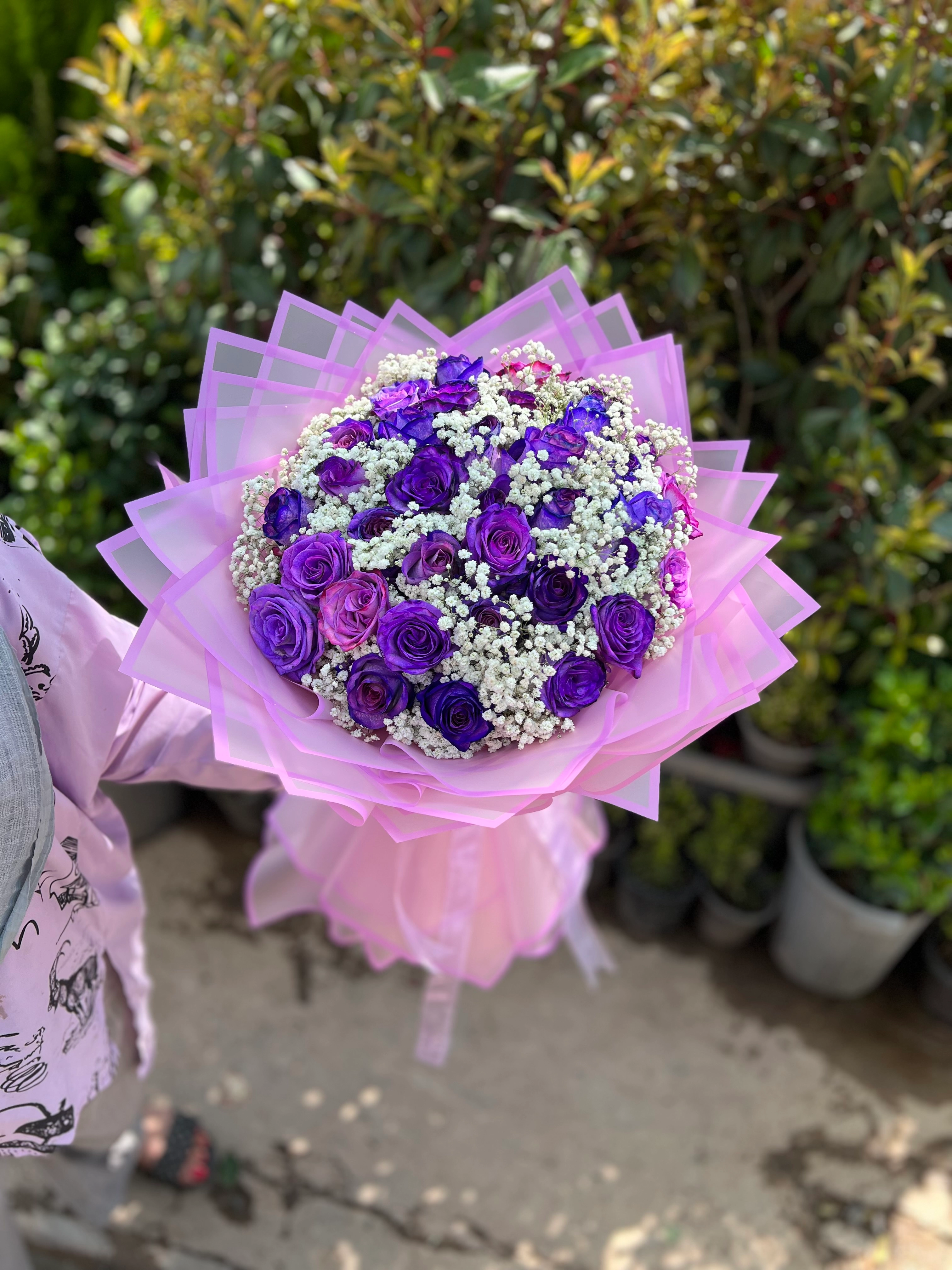 دسته گل بزرگ با رز بنفش و ژیپسوفیلیا