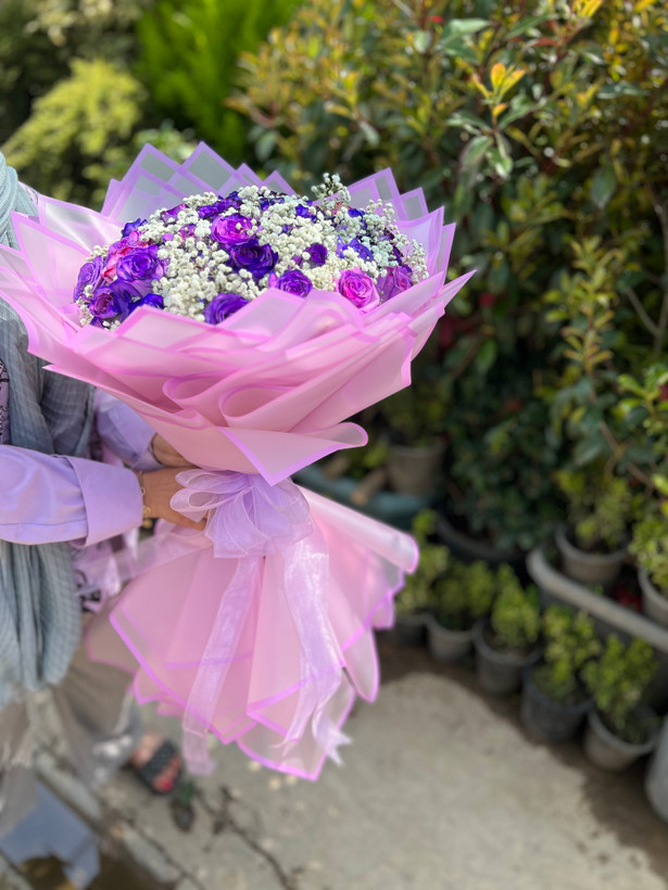 دسته گل بزرگ با رز بنفش و ژیپسوفیلیا