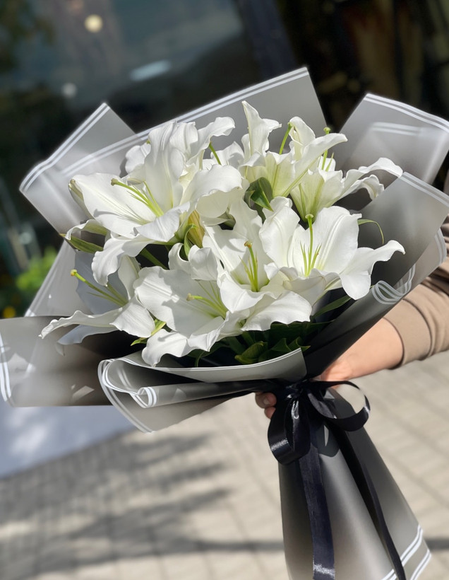 دسته گل لیلیوم اورینتال برای تسلیت