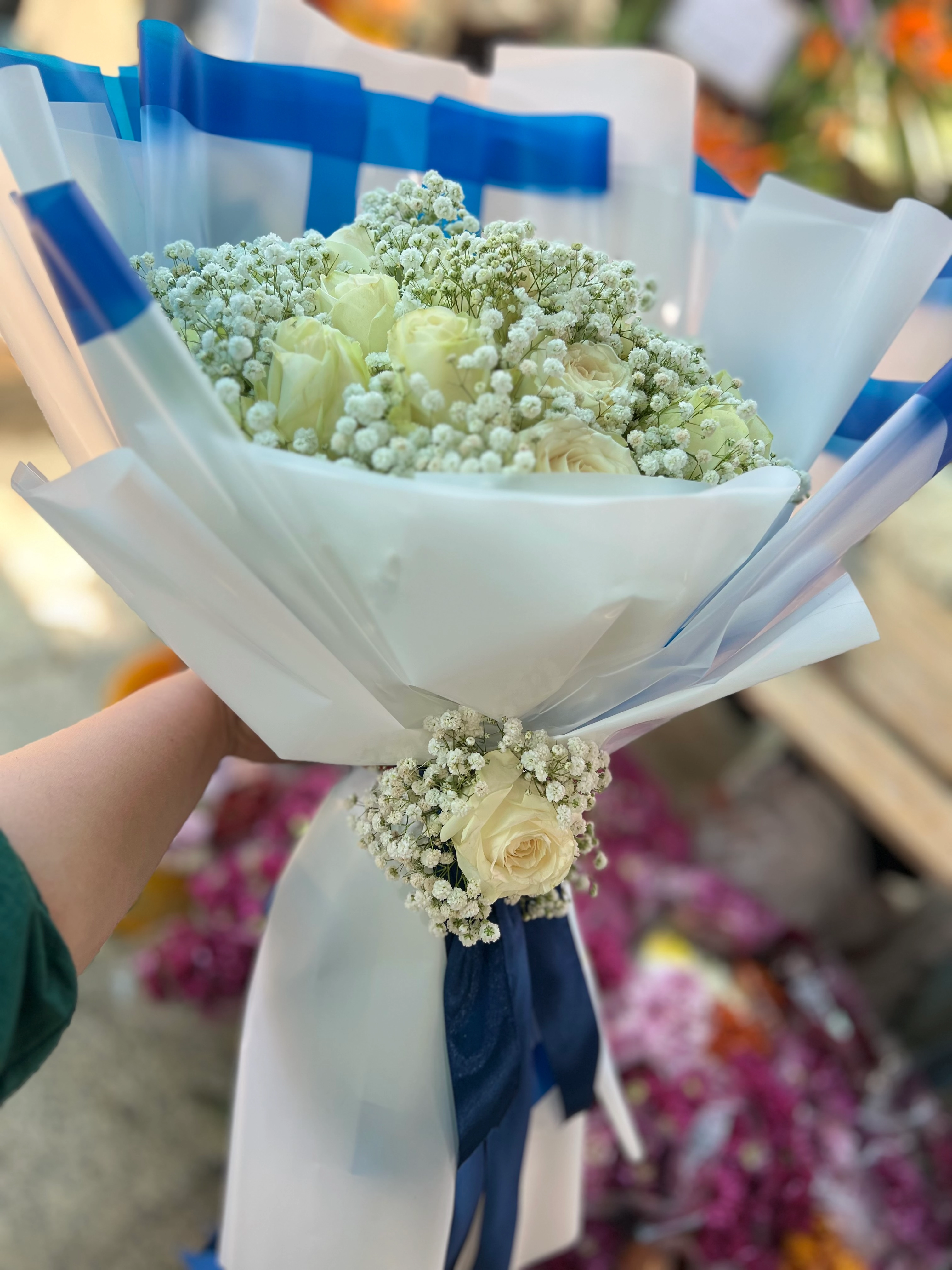 دسته گل خواستگاری رز سفید و ژیپسوفیلیا