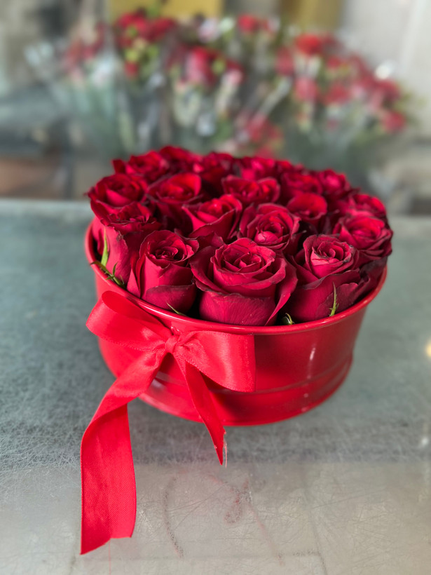 باکس گل فلزی گرد با رز قرمز