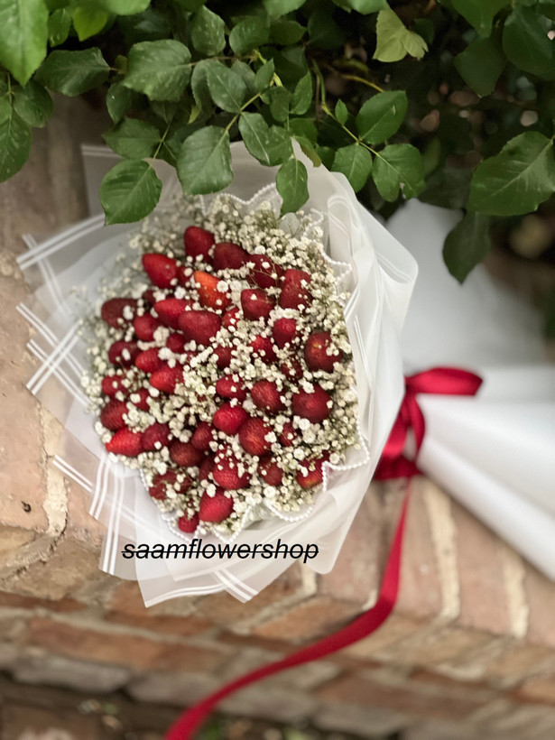 دسته گل ژیپسوفیلیا و توت فرنگی