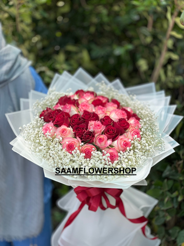 دسته گل با رز قرمز و صورتی که اطافش ژیپسوفیلیا داره