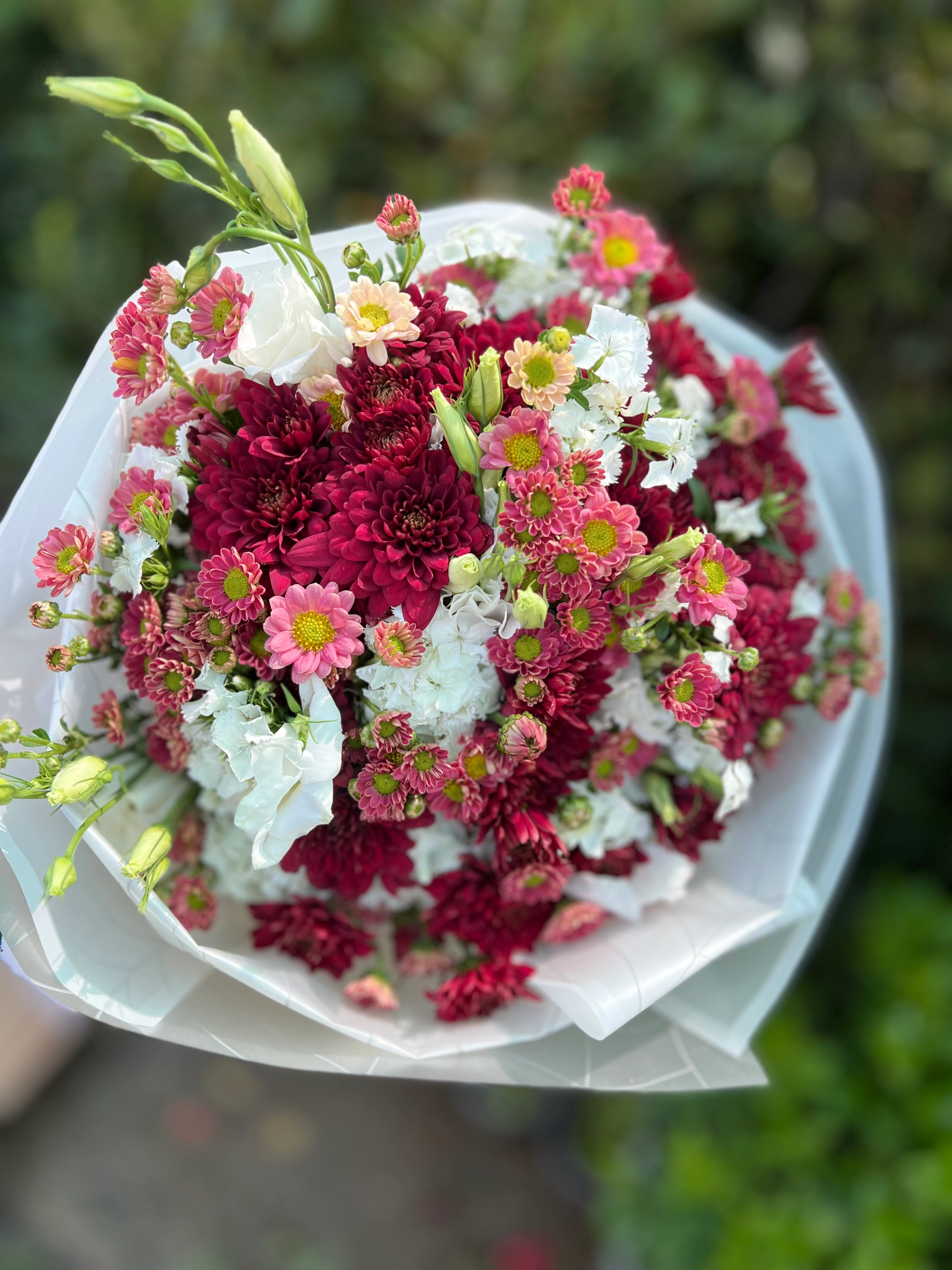 دسته گل گرد سفید زرشکی