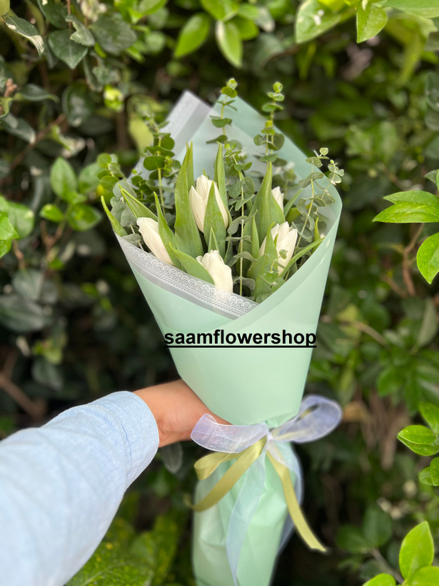 دسته گل با گل لاله سفید طبیعی