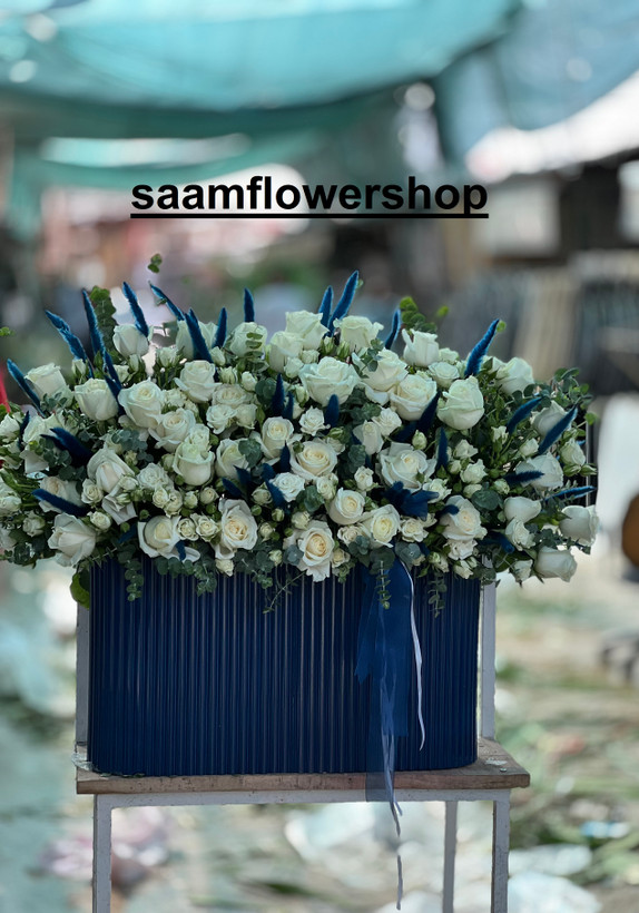 رز سفید هلندی داخل باکس سورمه ای