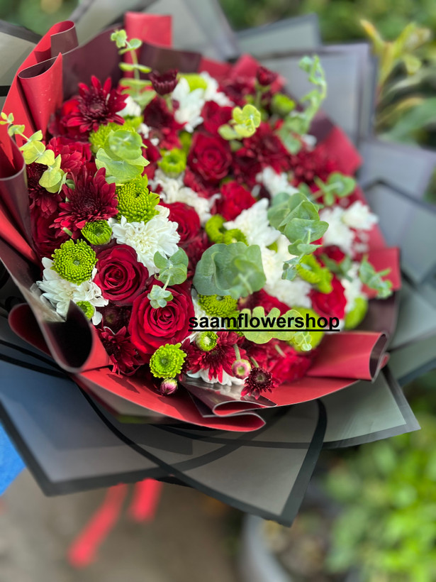 دسته گل رز قرمز 20 شاخه ترکیب با گل داوودی