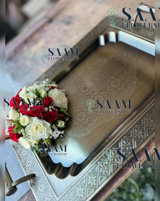 مدل تزیین سینی خواستگاری نقره ای با گل رز مینیاتوری