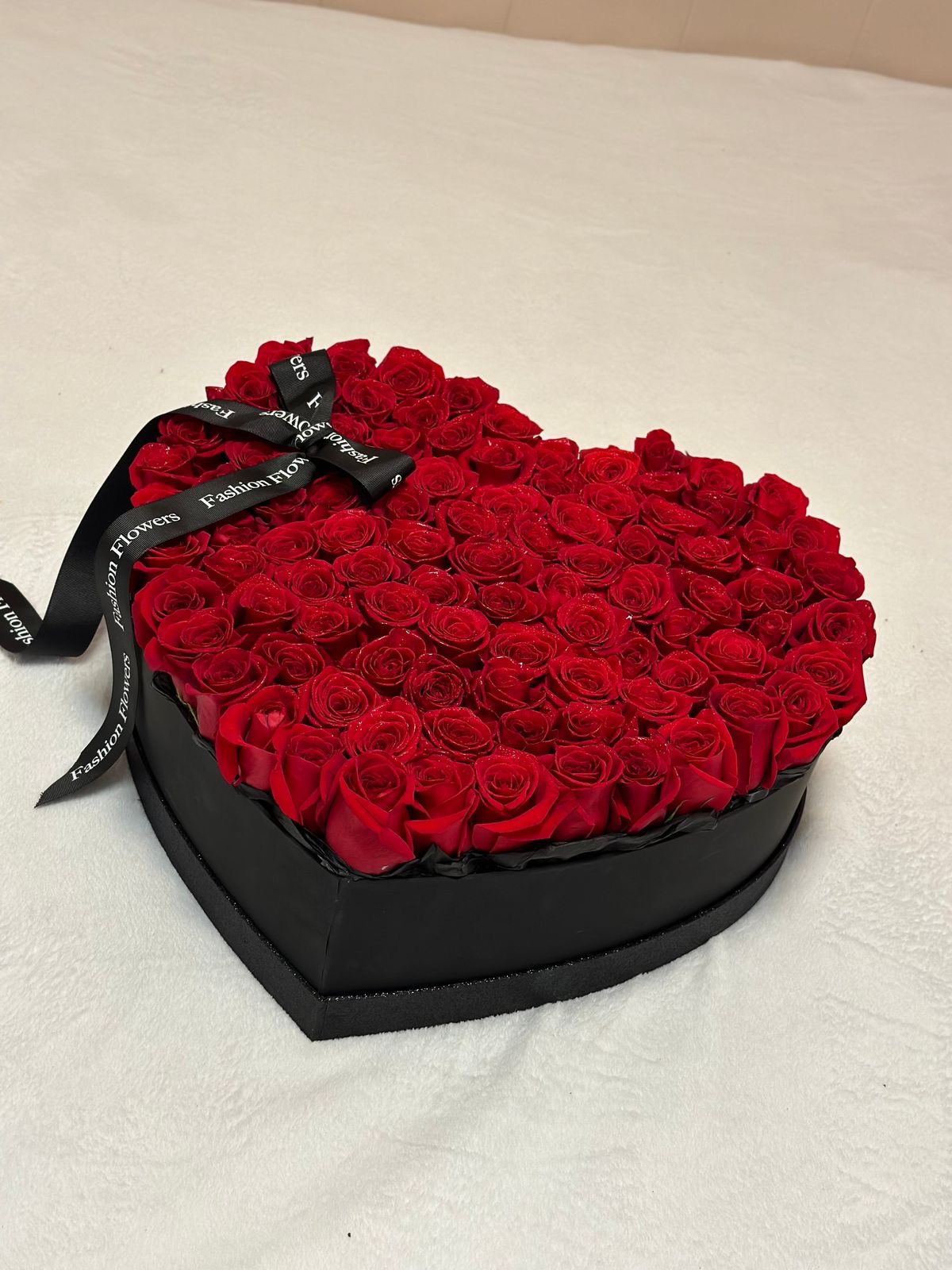 باکس گل قلبی رز قرمز صد شاخه