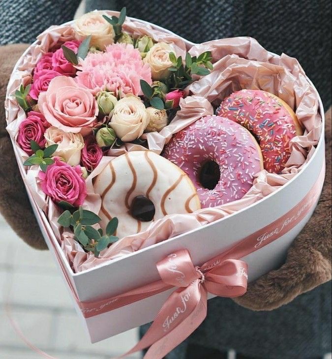 باکس گل و دونات قلبی فانتزی