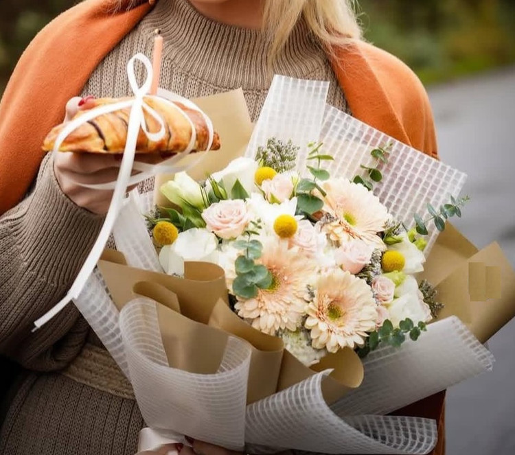 پکیج هدیه مدل «پاریس» (دسته گل پاستلی و کروسان تازهی شکلاتی)